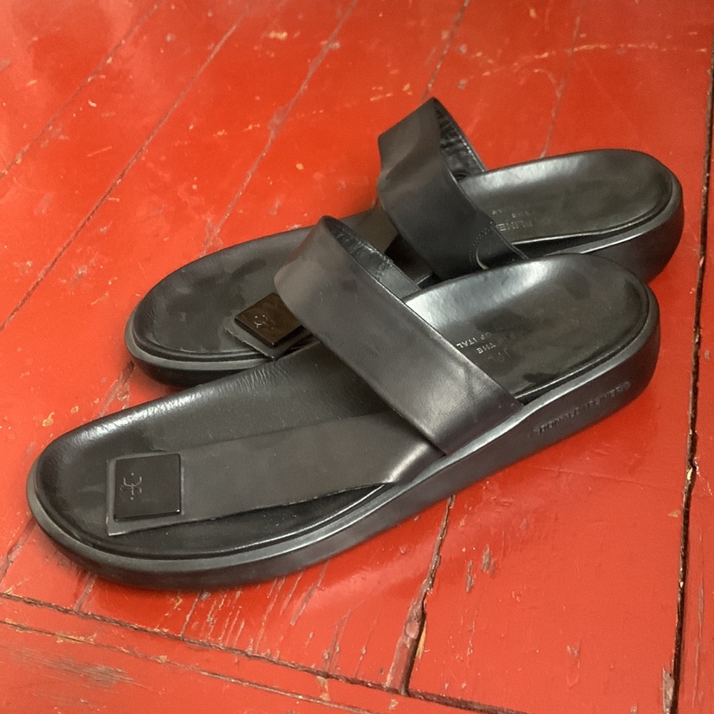 Womens leather thonged toe sandals.